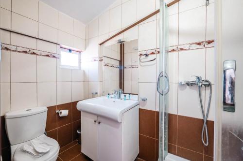 Koupelna v ubytování ALNES HOTEL