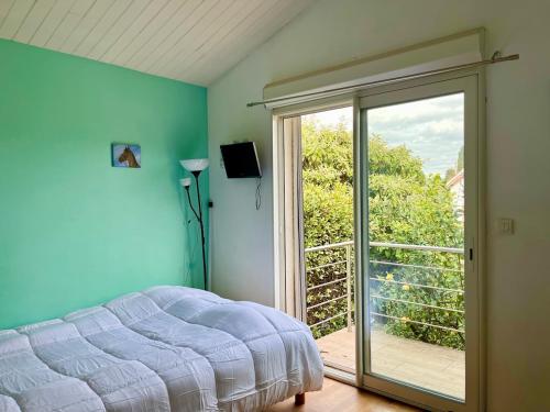 une chambre avec un lit et une porte coulissante en verre dans l'établissement Villa Marella, aux Lecques