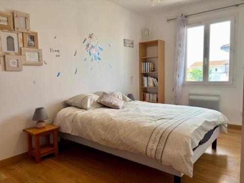una camera da letto con un letto e una finestra di Belle Maison Cosy et lumineuse a Canohès