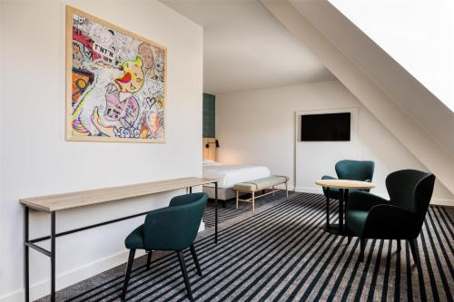 TV a/nebo společenská místnost v ubytování Radisson Hotel Brussels Centre Midi