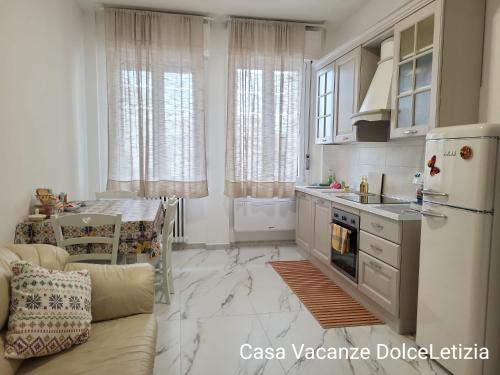 Η κουζίνα ή μικρή κουζίνα στο Dolce Letizia Appartamento con due camere WiFi aria condizionata vicino Careggi Meyer e università