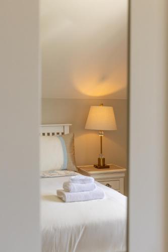 Ein Bett oder Betten in einem Zimmer der Unterkunft Castle View House - Luxury Vacation Home with Mountain & Sea Views - 5 min walk to Glenbeigh Village - 10 min drive to Rossbeigh Beach & Dooks Golf Course - On the Ring of Kerry-Wild Atlantic Way - 30 minute drive from Muckross House and National Park
