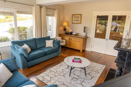 Ein Sitzbereich in der Unterkunft Castle View House - Luxury Vacation Home with Mountain & Sea Views - 5 min walk to Glenbeigh Village - 10 min drive to Rossbeigh Beach & Dooks Golf Course - On the Ring of Kerry-Wild Atlantic Way - 30 minute drive from Muckross House and National Park