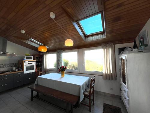 - une cuisine avec une table au milieu d'une pièce dans l'établissement Charmante maison de pêcheur bord de mer, à Plougasnou