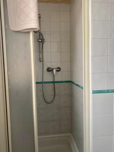 a shower with a hose in a bathroom at Appartamento 550 mt dal mare in Punta Marina
