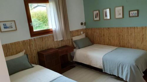 Кровать или кровати в номере Gîte les Syrphes