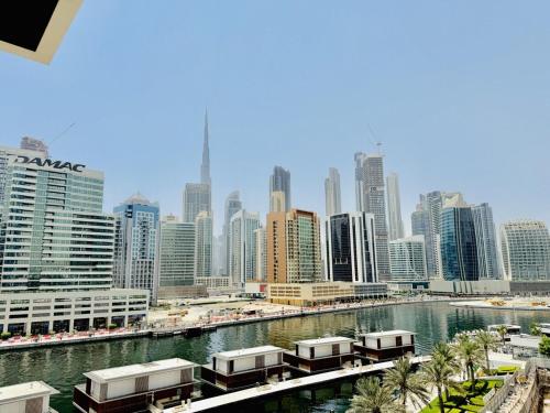 Vserve - 1 BR Escape With City Views & Canal Vibes