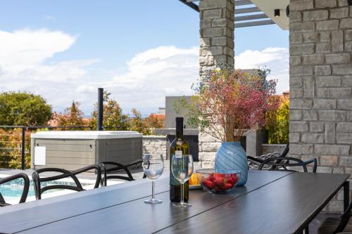 Μπαλκόνι ή βεράντα στο Villa Niko with heated pool, sauna and jacuzzi