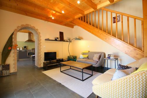 uma sala de estar com dois sofás e uma mesa em Quinta dos Vales Wine Estate em Estômbar