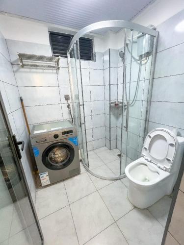 ein Badezimmer mit Waschmaschine und Toilette in der Unterkunft Kev Staycations in Nairobi