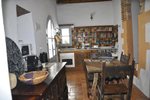 a kitchen with a table and chairs in a room at Casa Dulce in Vejer de la Frontera
