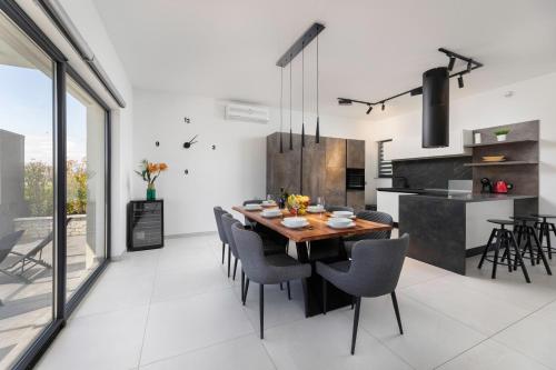 Η κουζίνα ή μικρή κουζίνα στο Villa Niko with heated pool, sauna and jacuzzi