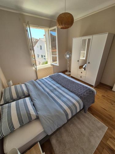 une chambre avec un lit et une fenêtre dans l'établissement Appartement spacieux - 60 m2 - calme, à Perpignan