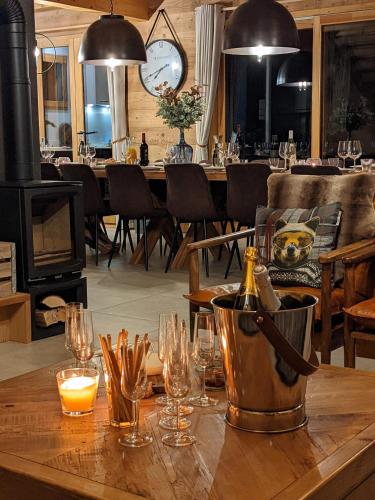 - une table avec des verres et un seau avec une bouteille de champagne dans l'établissement Chalet Friwi, à Saint-Jean-de-Sixt