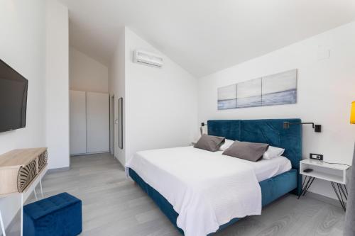 Ένα ή περισσότερα κρεβάτια σε δωμάτιο στο Villa Niko with heated pool, sauna and jacuzzi