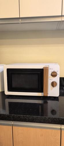 バコロドにあるOne Regis Condo 4Dのカウンターの上に置かれた電子レンジ