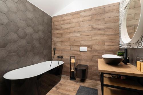 Ένα μπάνιο στο Villa Niko with heated pool, sauna and jacuzzi