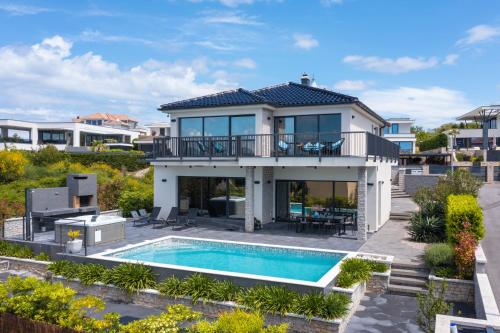 Πισίνα στο ή κοντά στο Villa Niko with heated pool, sauna and jacuzzi