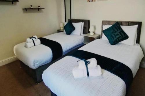 Una habitación con dos camas con toallas. en Chatham Home - Sleeps 6 - Close to Station - Wifi, en Chatham