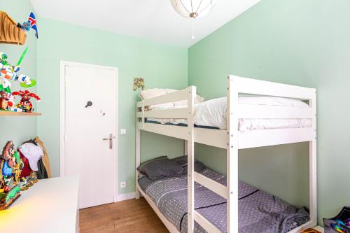 une chambre avec deux lits superposés dans une pièce dans l'établissement GuestReady - Elegant retreat near the Eiffel Tower, à Paris