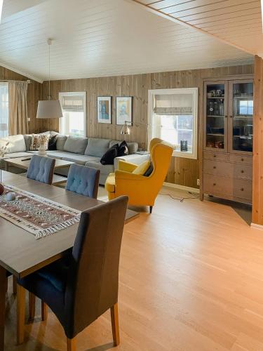 Η κουζίνα ή μικρή κουζίνα στο Cozy Modern Cabin Near Sjusjøen