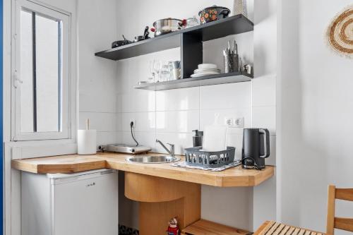 Кухня или мини-кухня в OLO House Lefkada
