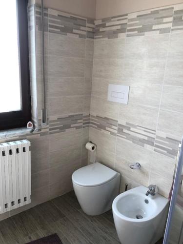 a bathroom with a toilet and a sink at La Casa di Luna in Sant’Angelo