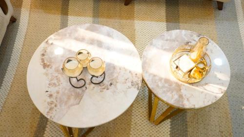 two tables with gold rings on top of them at AG Villa in Neral