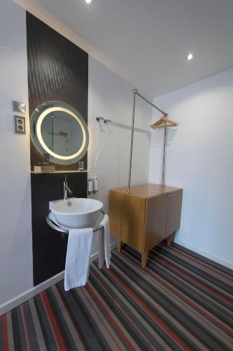 Bilik mandi di Posada del Dragón Boutique Hotel
