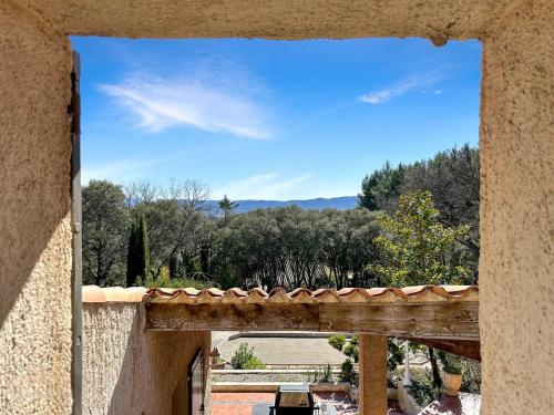 - une vue depuis la fenêtre d'une maison arborée dans l'établissement Villa Edelweiss, à Lauris
