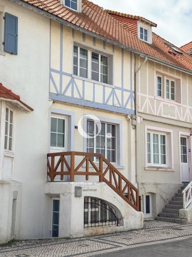 une maison avec un pont en bois sur le côté dans l'établissement COC - Villa Chantoiseau, à Wissant