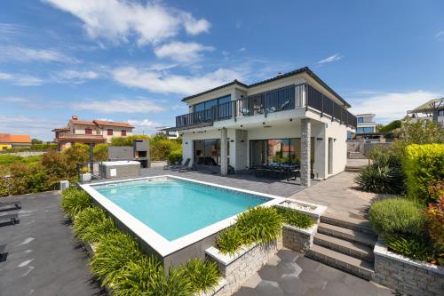 Πισίνα στο ή κοντά στο Villa Niko with heated pool, sauna and jacuzzi