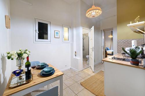 Η κουζίνα ή μικρή κουζίνα στο Jewish Quarter Studio for Two with AC