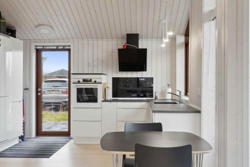 Una cocina o zona de cocina en Peace And Quiet Close To The City