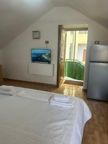a bedroom with a bed with a tv on the wall at Vila di Marko & Nati in Pogradec