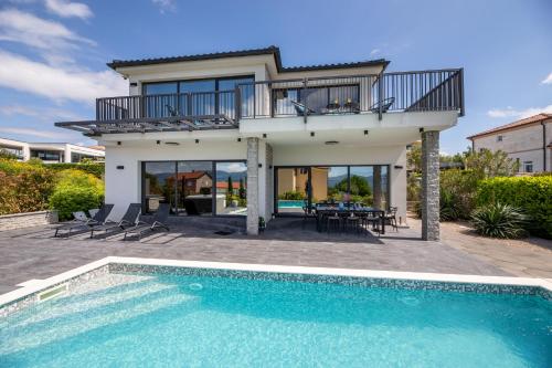 Πισίνα στο ή κοντά στο Villa Niko with heated pool, sauna and jacuzzi