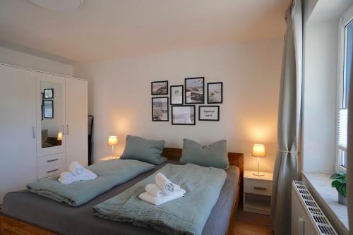 Postel nebo postele na pokoji v ubytování Moderne Ferienwohnung N°9 Stexwig mit Panorama Schleiblick