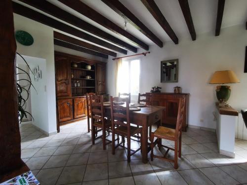 une salle à manger avec une table et des chaises en bois dans l'établissement Maison 10 min circuit du mans, à Voivres-lès-le-Mans