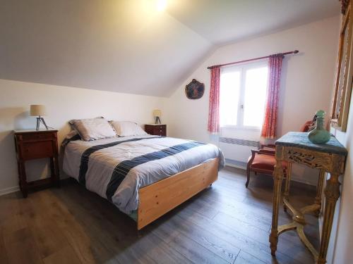une chambre avec un grand lit et une fenêtre dans l'établissement Maison 10 min circuit du mans, à Voivres-lès-le-Mans