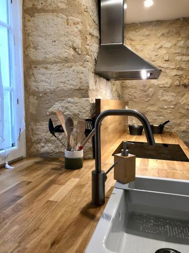 Il comprend une cuisine équipée d'un évier et d'une cuisinière. dans l'établissement L'Escaleyrou, gîte familial, charme & confort pour un séjour à côté de Lascaux, à Aubas