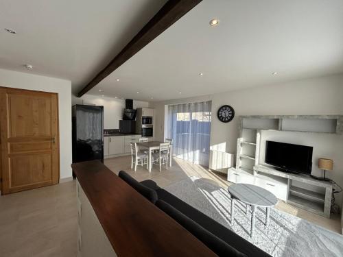 un salon avec un canapé et une table dans l'établissement La Maison du Cèdre 8 min du Futuroscope, à Avanton