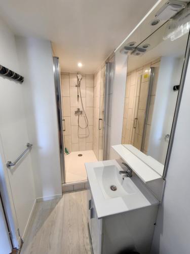 Ένα μπάνιο στο Appartement indépendant dans maison au calme