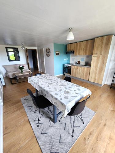 une cuisine et une salle à manger avec une table et des chaises dans l'établissement Appartement indépendant dans maison au calme, à Pugny-Chatenod