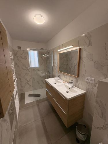 une salle de bain avec un lavabo et une douche dans l'établissement Fabuleux T3 avec grand jardin - Sainte-Maxime, à Sainte-Maxime