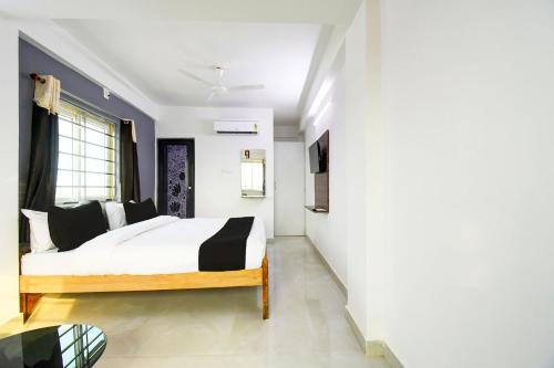 a bedroom with a large bed in a room at Hotel O Kalyani Golden Key in Bālianta