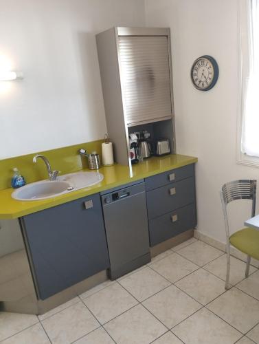 une cuisine avec un évier et un plan de travail dans l'établissement Maison avec grand jardin et terrasse plein sud 1, à Lion-sur-Mer