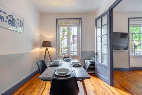 une salle à manger avec une table et des chaises dans l'établissement Le Plaisant d'Haussonville - Joli T2 Nancy, à Nancy