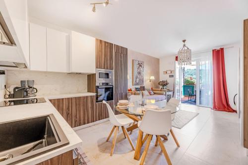 a kitchen and living room with a table and chairs at SUITE ELEVEN ISOLA D'ELBA in Bagnaia