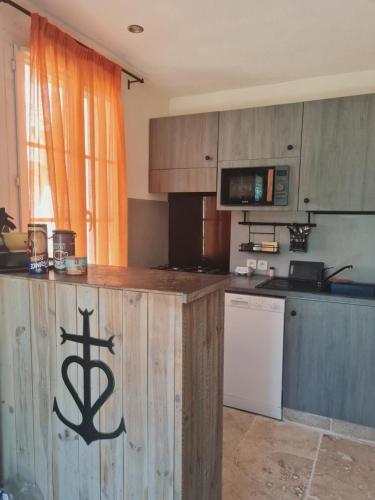 Cuisine ou kitchenette dans l'établissement Chez Philipe Jasse 548