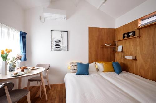 a bedroom with a bed and a table and a dining room at Spacious House for 2people 7min Ohanajaya Sta 14min Skytree 19min Asakusa 20min Ueno Comfortable Stay Tokyo HANACHO お花茶屋 ゆったり2名 Gato Ohanajaya in Tokyo